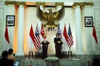 Hillary Clinton dan Marty Natalegawa menggelar joint pers conference.