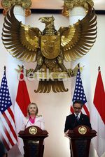 Hillary Clinton Bertemu Marty Natalegawa