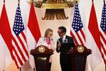 Hillary Clinton Bertemu Marty Natalegawa