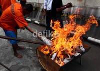 Pemusnahan narkoba dilakukan di halaman Mapolres Jakarta Barat, Jalan S Parman, Jakarta Barat, Senin (3/9/2012).