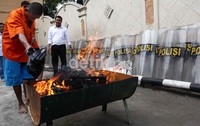 Pemusnahan barang haram yang berupa ganja dilakukan dengan cara dibakar.
