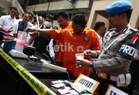 Pemusnahan ekstasi dan sabu dilakukan dengan cara diblender menjadi satu dan dilarutkan ke dalam air kemudian dibuang ke dalam saluran yang berada di depan Mapolres Jakarta Barat.
