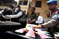 Polisi menunjukkan barang bukti narkoba sebelum dimusnahkan.