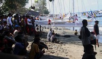 Warga Majene menyaksikan lomba ini. Gus Mun/detikcom.