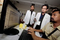 Petugas memasukkan data sofware pendaftaran. Optimimisme PKS terlihat pada target 7,3 persen yang dipatok lebih ting‎gi dari pemilu 2009 lalu. Tidak hanya itu, masuk dalam urutan 3 besar partai pemenang pemilu 2014 juga menjadi tujuan dari PKS.