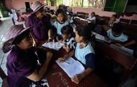Didirikan sejak tahun 1990, Sekolah Kartini sudah lima kali berpindah tempat. Kini kembali terancam digusur.