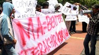 Massa dari Poros Pemuda dan Mahasiswa Jakarta berorasi di gedung Mahkamah Agung. (Ahmad Rifai)