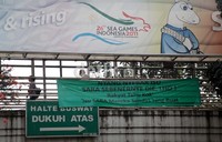 Selain halte Setiabudi, spanduk lainnya juga terpasang di halte Dukuh Atas, Jakarta.