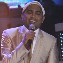 Penuh Kejutan di Konser Cinta Beta Glenn Fredly