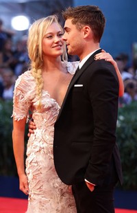 Zac Efron dan lawan mainnya, Maika Monroe terlihat sangat akrab saat menghadiri premiere At Any Price saat Venice Film Festival ke-69 di Palazzo del Cinema, Venice, Itali, Jumat (31/8/2012). Vittorio Zunino Celotto/Getty Images.