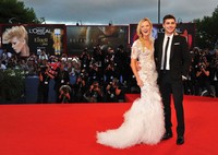 Maika Monroe tampak sangat anggun dan menawan dengan gaun putihnya. Pascal Le Segretain/Getty Images.