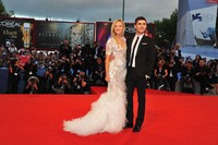 Zac Efron pun terlihat tampan dan gagah dengan jas dan dasi hitamnya. Pascal Le Segretain/Getty Images.