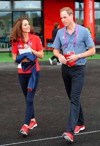 William dan Kate kompak pakai sepatu adidas merahnya. (Stefan Rousseau-WPA Pool/Getty Images).