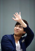 Senyum Ramah Lee Seung Gi di Singapura