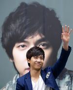 Senyum Ramah Lee Seung Gi di Singapura