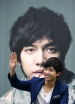 Senyum Ramah Lee Seung Gi di Singapura