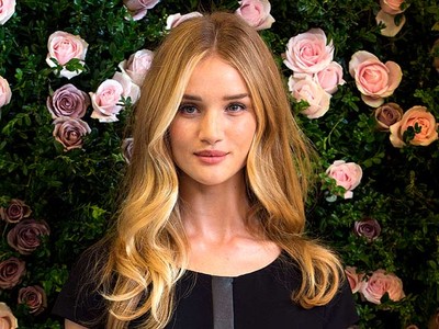 Rosie Huntington-Whitely Mirip Barbie