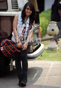 Cewek cantik yang doyan bergaya rocker itu rupanya masih bisa bergaya centil.