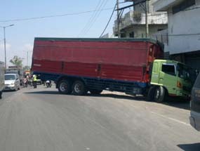 Truk Tronton Terperosok Saat Akan Putar Balik