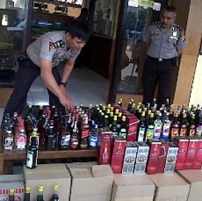Polisi Sita Puluhan Miras Ilegal di Arcamanik