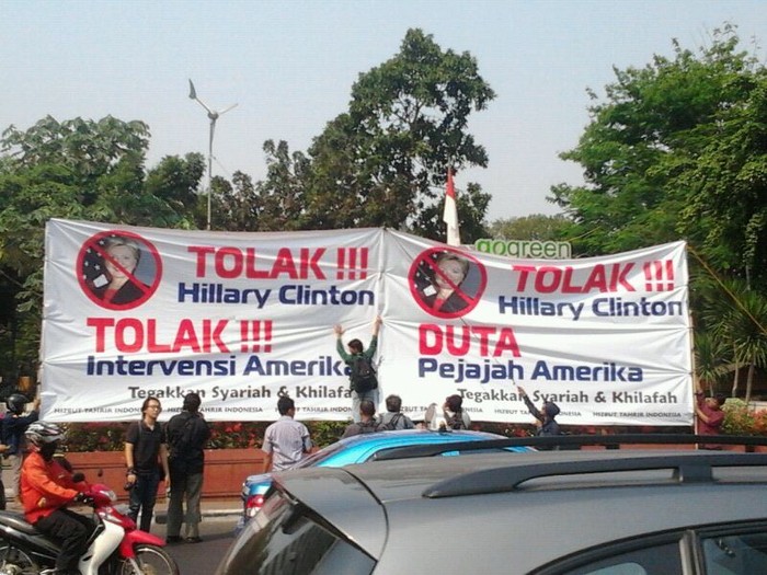 Demo Tolak Hilarry di Bundaran HI, Macet 1 Km Arah Jalan Sudirman