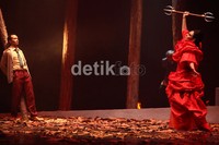 Ine Febrianti serius berlatih. Pagelaran Repertoar Gandamayu merupakan pentas teater yang diangkat berdasarkan novel Gandamayu karya Putu Fajar Arcana, persembahan dari Djarum Apresiasi Budaya.