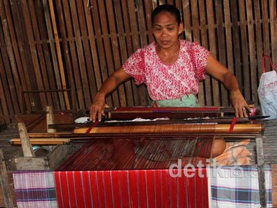 Pembuatan Kain Sarung Tenun Sutra