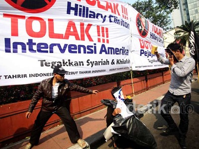 HTI Tolak Kedatangan Hillary Clinton