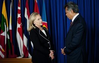 Menlu AS Hillary Clinton berbincang dengan Sekjen ASEAN Surin Pitsuwan (kanan) disela-sela pertemuan dengan pemimpin ASEAN di Jakarta. (REUTERS/Jim Watson)