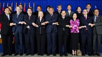 Hillary berpose dengan pemimpin negara-negara ASEAN. Kunjungan ini dilakukan usai Hillary bertemu Presiden Susilo BAmbang Yudhoyono. (REUTERS/Jim Watson)