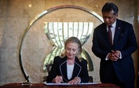 Setelah menandatangani buku tamu, Hillary berkeliling kantor Sekretaris ASEAN bersama Sekretaris Jenderal Surit Pitsuwan. Istri mantan presiden Bill Clinton itu membicarakan sejumlah isu regional dan global bersama dengan Surin, termasuk Laut Cina Selatan.  (REUTERS/Jim Watson)