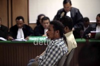 Tak seperti sidang sebelumnya, kali ini John Kei tak mengenakan baret hijau miliknya.