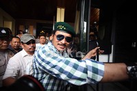 John Kei meninggalkan ruang sidang. Saat meninggalkan ruang sidang, John Kei kembali memakai baret hijau miliknya.