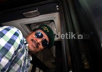 John Kei memasuki mobil tahanan.