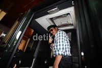 John Kei mengacungkan jempolnya saat memasuki mobil tahanan.