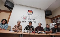 Anggota KPU menjelaskan proses pendaftaran partai peserta pemilu yang akan ditutup Jumat pekan ini. Menurut KPU, tidak ada toleransi waktu untuk partai mendaftar.