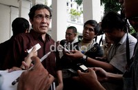Anggota KPU Hadar Gumay usai konpress masih melayani pertanyaan wartawan.