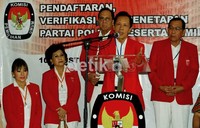 Bang Yos memaparkan alasan partainya ikut Pemilu usai mendaftar. PKPI merupakan partai ke-21 yang sudah mendaftar ke KPU.