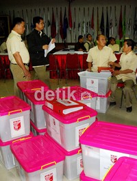 Tumpukan boks persyaratan pemilu dibawa PKPI. KPU mensyaratkan 17 item syarat administrasi yang harus dituntaskan sebelum 29 September.