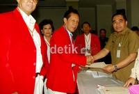 Bang Yos menyerahkan berkas pendaftaran. Ini, ya kita berbicara (capres) terlalu jauhlah ya. Kalau saya kan sekarang ini fokus bagaimana partai ini ikut Pemilu. Setelah itu fokus saya bagaimana memenangkan Pemilu, gitu loh, kata Bang Yos.