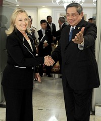 Presiden SBY menyambut kedatangan Hillary Clinton. (Cahyo Bruri Sasmito/Setpres).