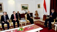 Hillary Clinton menemui Presiden SBY dengan didampingi Duta Besar AS untuk Indonesia Scott Marciel, Duta Besa AS untuk ASEAN David Carden, Deputy Assistant Secretary Bureau of East Asian The White House Joseph Yun, dan Senior Director for Asia National Security Staff Dan Russel. (Rusman Jhony/Setpres).