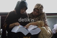 Wa Ode Nurhayati bersama penasehat hukumnya mempelajari berkas perkara sebelum sidang dimulai. Ramses/detikcom.