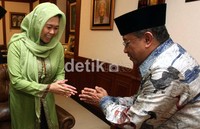 Yenny Wahid disambut Ketua Umum PBNU Said Aqil Siroj.