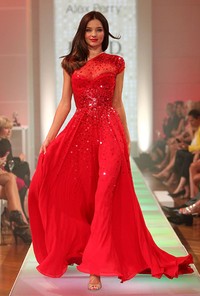 Miranda Kerr tampil anggun dengan gaun merah. (Graham Denholm/Getty Images).