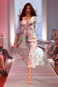 Aksi Miranda Kerr di catwalk. (Graham Denholm/Getty Images).