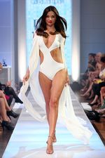 Aksi Miranda Kerr di Catwalk