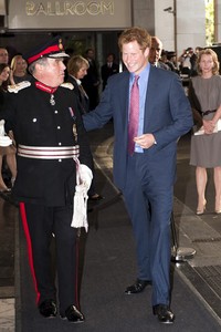 Penampilan perdana Pangeran Harry di depan publik pasca skandal foto bugilmya. (David Parker-WPA Pool/Getty Images).