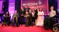 Pangeran Harry berfoto bersama para pemenang di acara WellChild Awards di InterContinental Park Lane Hotel, London, Inggris, pada Senin (3/9/2012). (Lewis Whyld-WPA Pool/Getty Images).