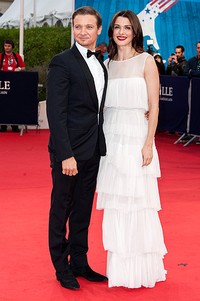 Ia juga tampil serasi dengan Jeremy Renner, lawan mainnya di The Bourne Legacy. (Francois Durand/Getty Images).